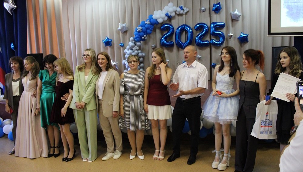 Впереди взрослая жизнь: выпускники школ Калининского района получили аттестаты