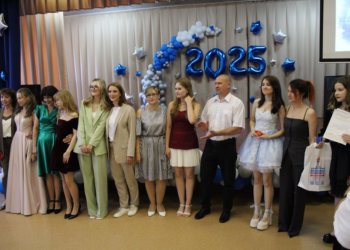 Впереди взрослая жизнь: выпускники школ Калининского района получили аттестаты