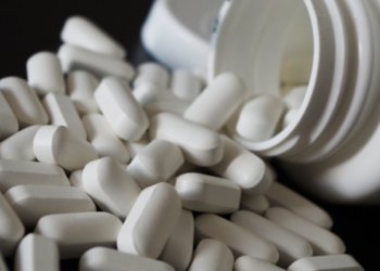 Путин усилил контроль за продажей БАДов в России