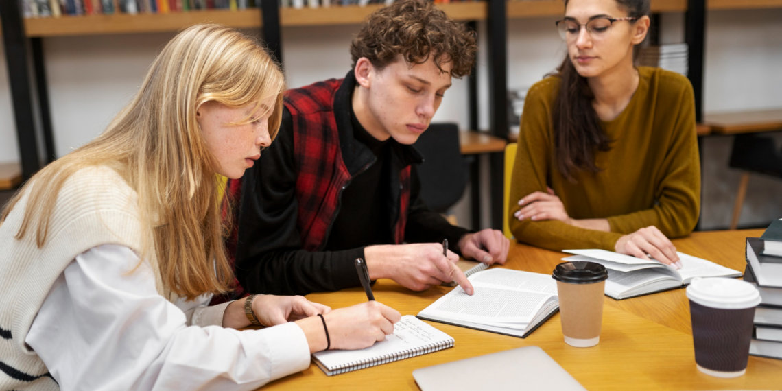 Сибиряки рассказали, как относятся к коллегам-студентам