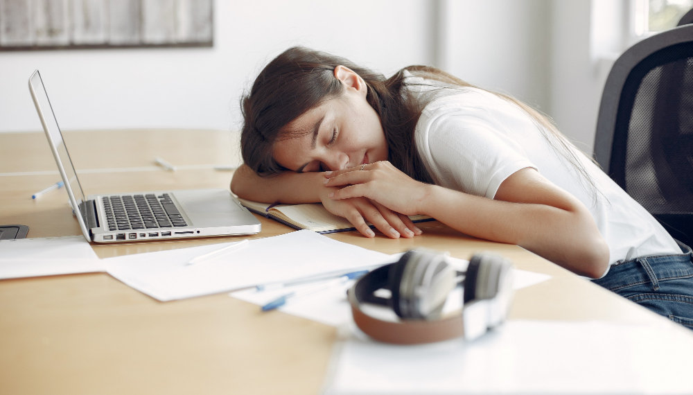 Сотрудница ПВЗ подралась со стажером, когда тот её разбудил в Новосибирске