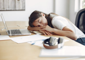 Сотрудница ПВЗ подралась со стажером, когда тот её разбудил в Новосибирске