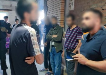 В хостел мигрантов нагрянула полиция в Новосибирске — двух иностранцев выдворили из РФ