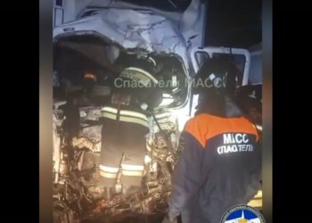 Водителя фуры зажало в кабине после столкновения с бензовозом в Новосибирске