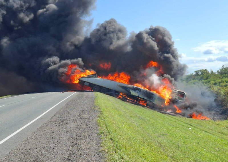 Два грузовика столкнулись лоб в лоб на сибирской трассе — есть погибшие
