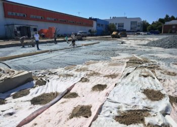 Город без окраин: новое футбольное поле спорткомплекса «Энергия» строится на ОбьГЭСе