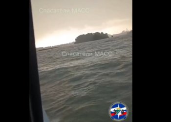 Шторм загнал 12 сапсёрферов на остров в Новосибирске