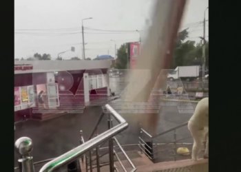 Балкон обрушился на омичку во время урагана