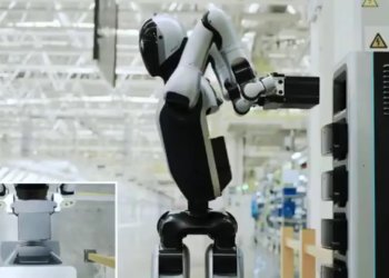 Первого робота, который умеет сам себе менять аккумулятор, показали в Китае