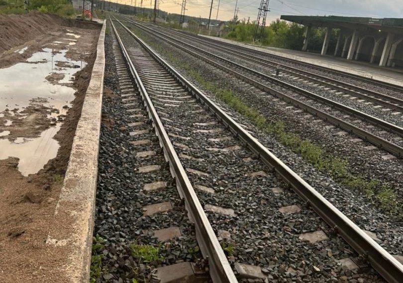 Поезд сломал плечо 76-летнему новосибирцу, зацепив его за рюкзак