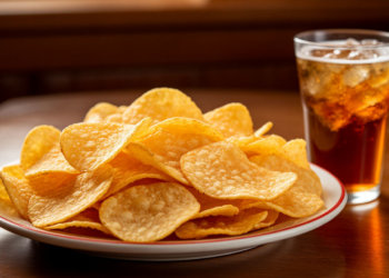 Госдума предложила запретить продажу сладостей, чипсов и газировки в школах