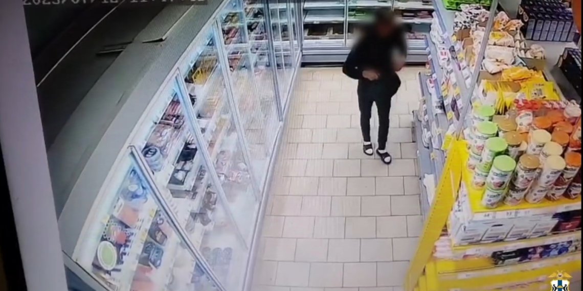 Житель Новосибирска пытался украсть девять палок колбасы