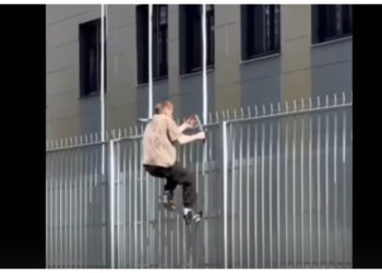 Просчитался, но где: грабитель пытался уйти от полиции, забравшись на забор отделения полиции