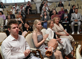 Губернатор Андрей Травников наградил выпускников 2025 года, получивших 100 баллов по результатам ЕГЭ