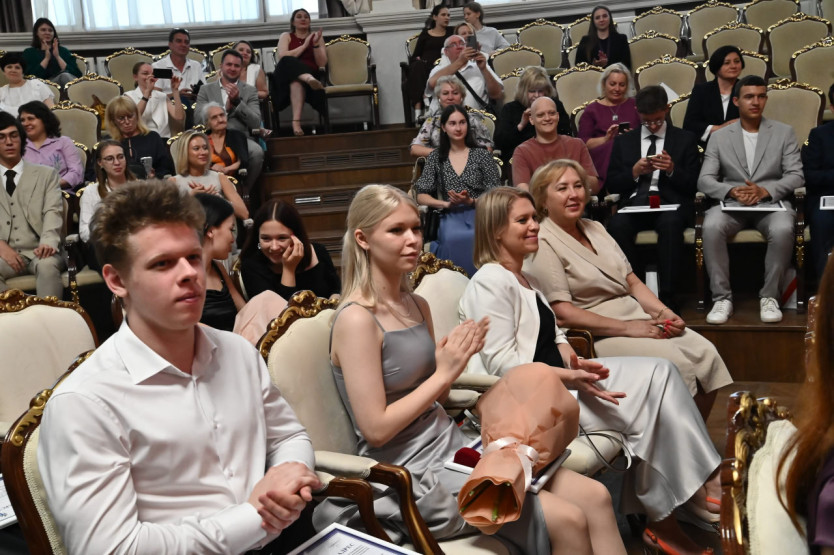 Губернатор Андрей Травников наградил выпускников 2025 года, получивших 100 баллов по результатам ЕГЭ