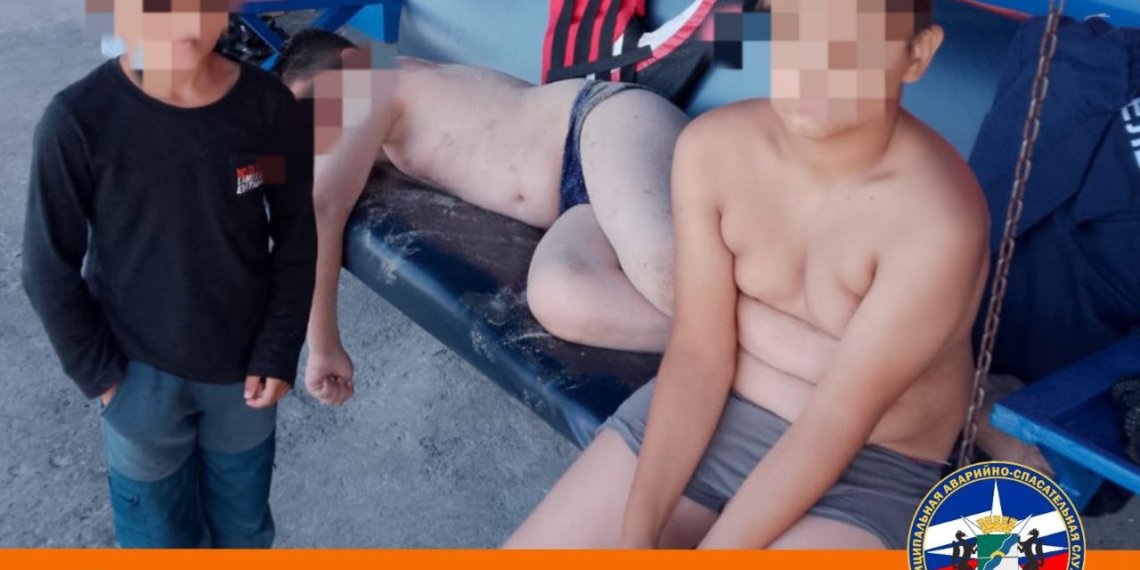 В Новосибирске на пляже спасатели вытащили из воды двоих детей