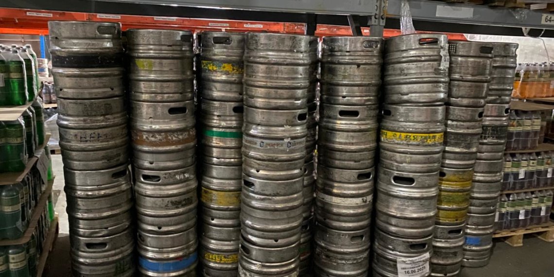 В гараже у новосибирца нашли 1,5 тысячи литров поддельного алкоголя