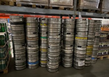 В гараже у новосибирца нашли 1,5 тысячи литров поддельного алкоголя