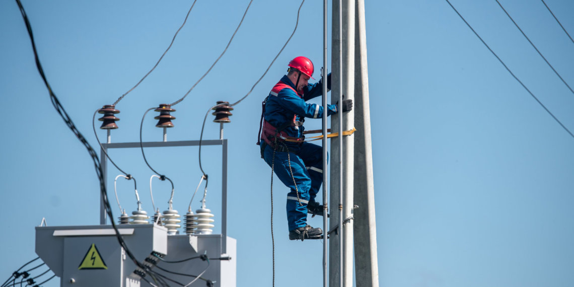 Энергетики ведут масштабную реконструкцию электросетей в городе Оби