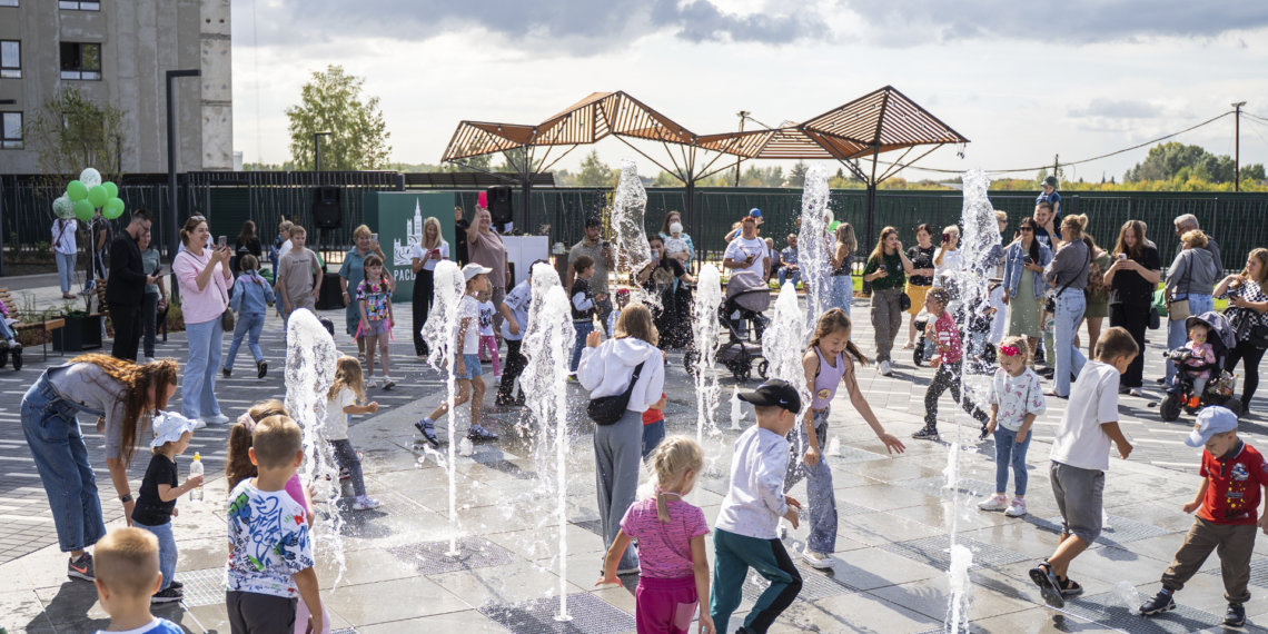 Праздник для новоселов: в эко-квартале «На Кедровой» заработал сухой фонтан