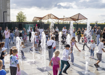 Праздник для новоселов: в эко-квартале «На Кедровой» заработал сухой фонтан