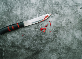 Новосибирец жестоко избил коллегу нунчаками и ударил ножом