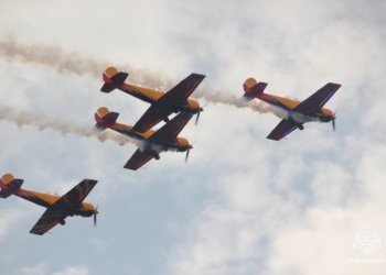 Парашютисты прыгнули из самолёта с флагом МЧС на авиашоу в Мочище