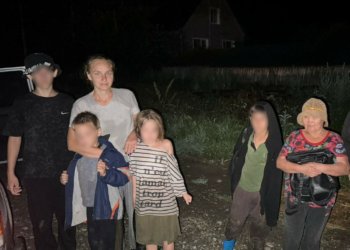 Сибирячки с четырьмя детьми потерялись при спуске с горы во время шторма