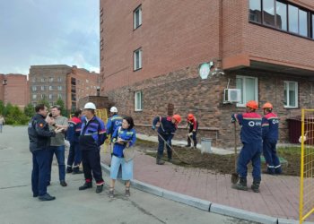 Школьнице обварило ноги: прокуратура взяла на контроль прорыв теплосетей в новосибирском микрорайоне Весенний