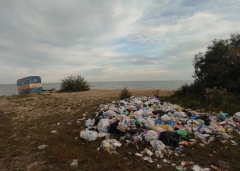 Кучи мусора оставили отдыхающие на ОбьГЭСе