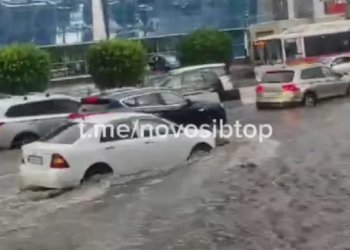 Новое «озеро» после ливня появилось на Красном проспекте