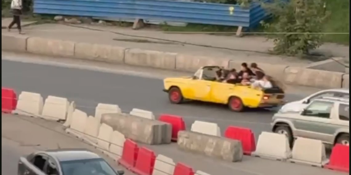 Погоню за подростками на Жигулях без крыши устроили полицейские на Станционной