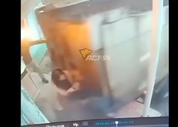 Водитель самосвала дважды сдал назад в толпу у кафе на Петухова