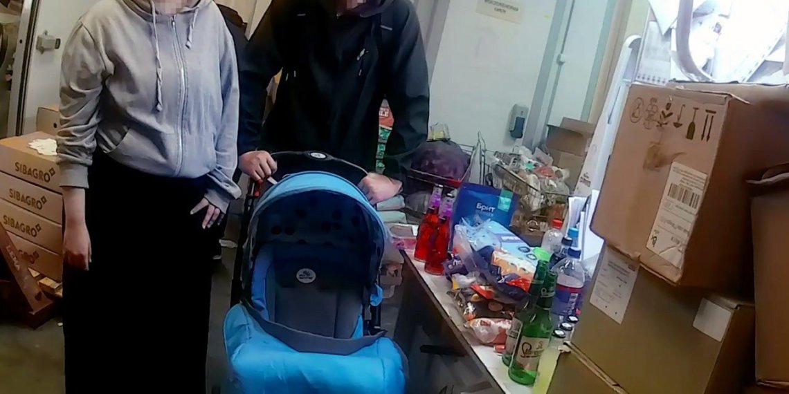 Пара с коляской обокрала магазин на 20 тысяч рублей