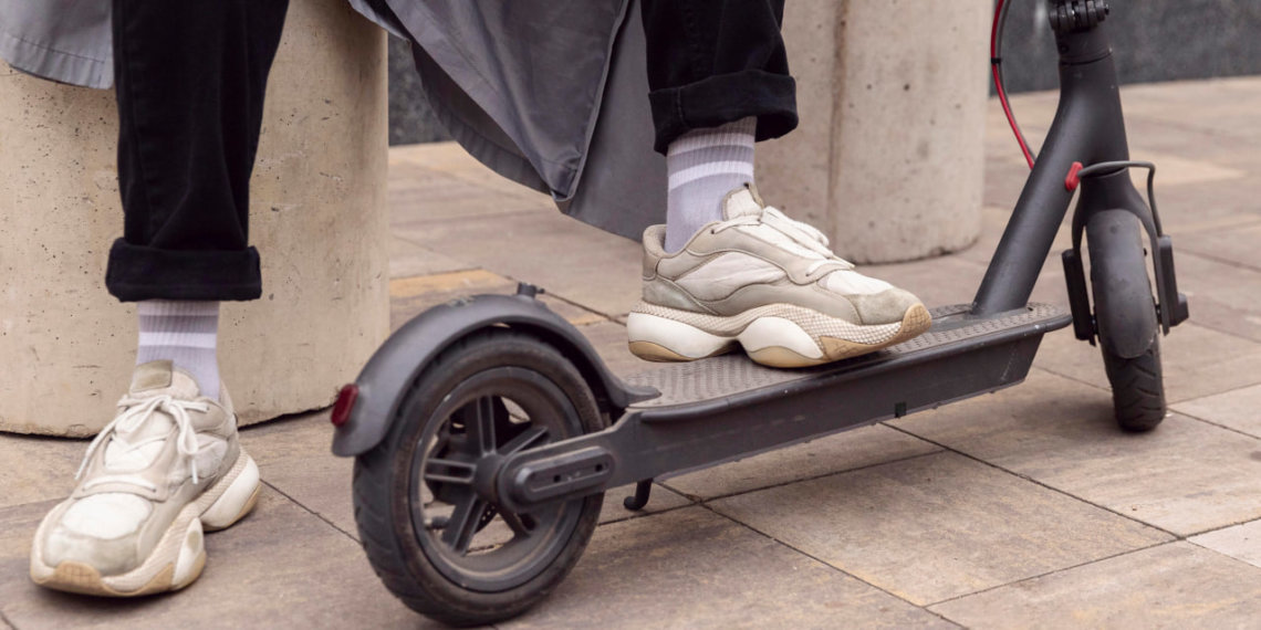 Мужчина на электросамокате угодил в разрытую теплотрассу