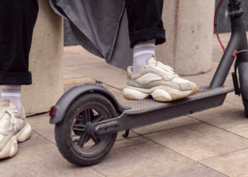 Мужчина на электросамокате угодил в разрытую теплотрассу