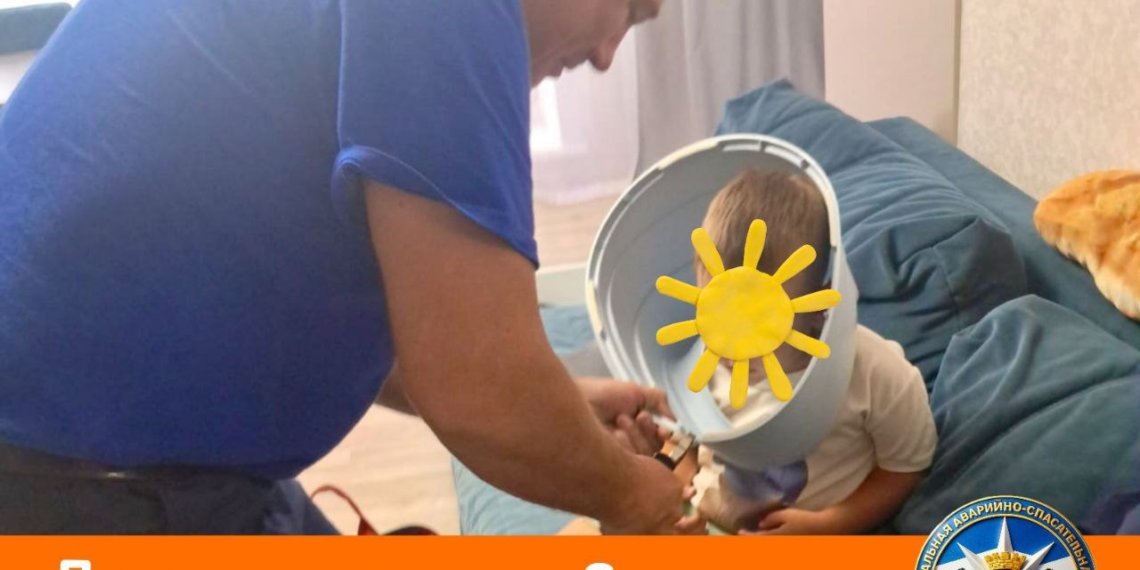 Застрявшего в горшке мальчика пришлось выручать спасателям