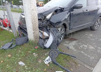 Автомобиль «Kia» врезался в толпу пешеходов на тротуаре в Бердске