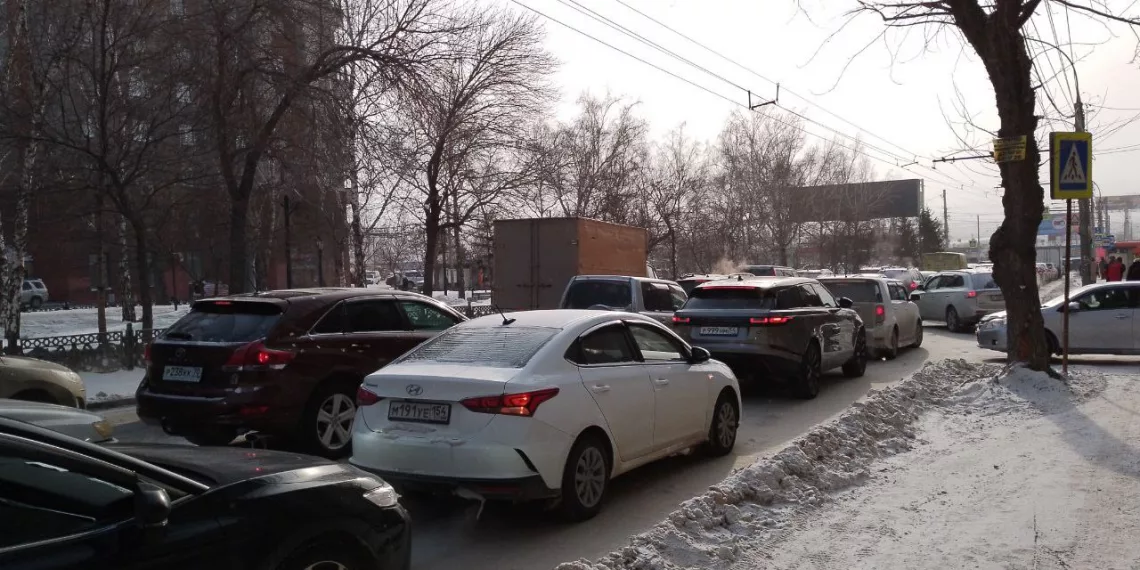 Новосибирцам запретят парковаться на улице Восход