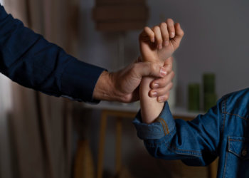 Курьера задержали за избиение женщины и её дочери в Новосибирской области