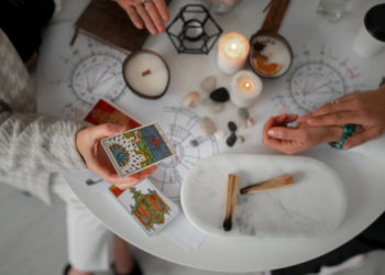 Суд взыскал с коуча по духовному росту 60 млн рублей в Новосибирске