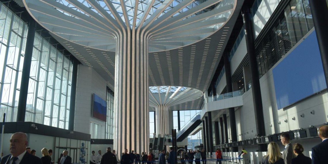 Около 30 пассажиров рейса S7 не смогли попасть на самолет из-за овербукинга в Новосибирске