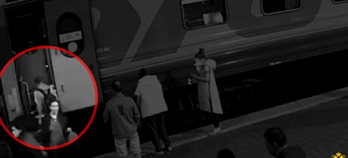 Сибиряк похитил у проводницы телефон за 80 тысяч рублей во время стоянки поезда в Новосибирске