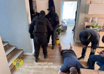 Новосибирец выпрыгнул в окно во время облавы на нелегальное казино — видео