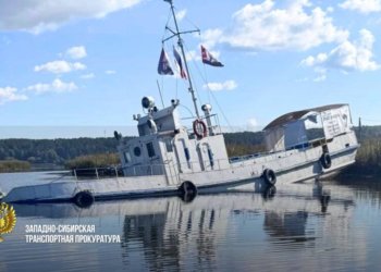 Нефтепродукты вытекли в реку Бердь с затонувшего катера в Новосибирской области