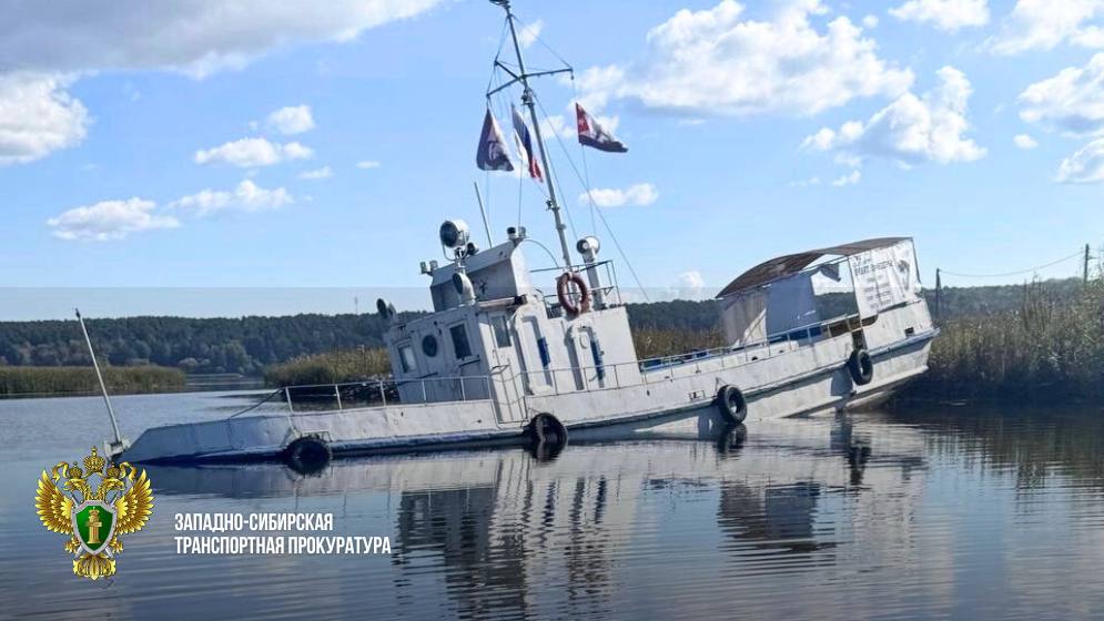 Нефтепродукты вытекли в реку Бердь с затонувшего катера в Новосибирской области