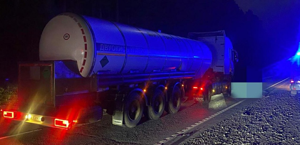 Фура Volvo насмерть сбила мужчину на трассе под Новосибирском