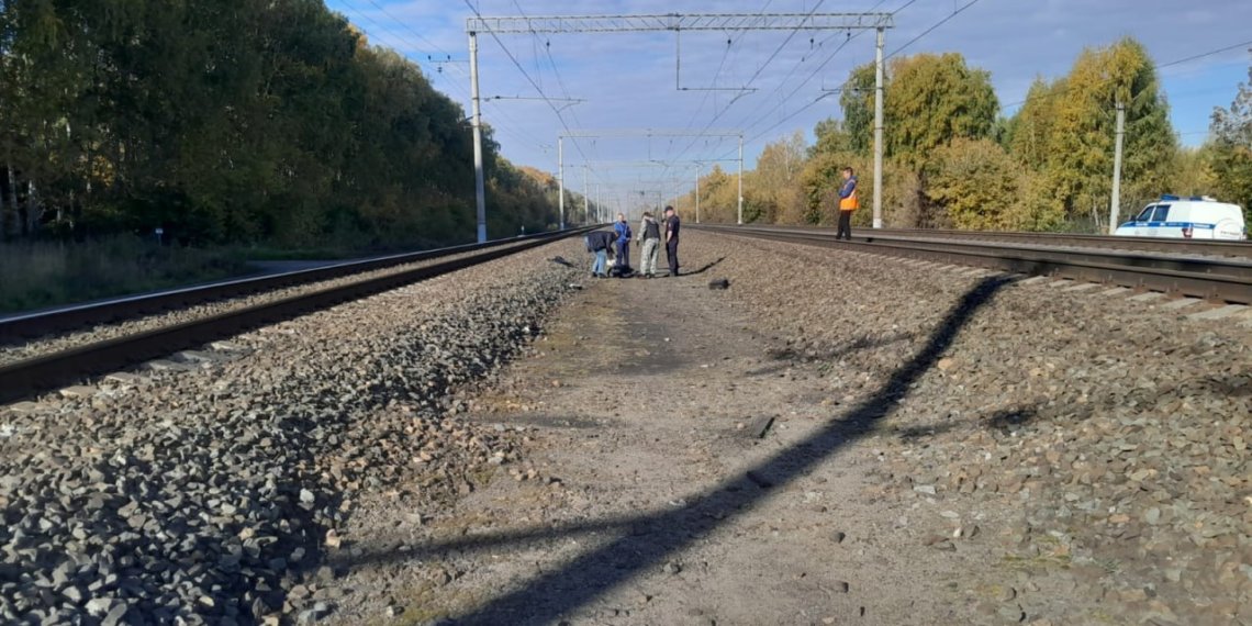 Переходил пути в наушниках: мужчина погиб под колесами грузового поезда в Новосибирской области