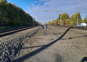 Переходил пути в наушниках: мужчина погиб под колесами грузового поезда в Новосибирской области