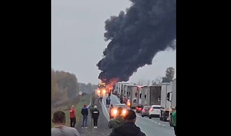 Поднялся черный столб дыма: фура загорелась на трассе в Новосибирской области